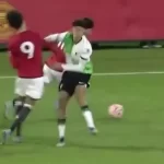 El jugador del Liverpool “patea y codo” a su rival del Manchester United, pero de alguna manera evita la tarjeta roja – Daily Star