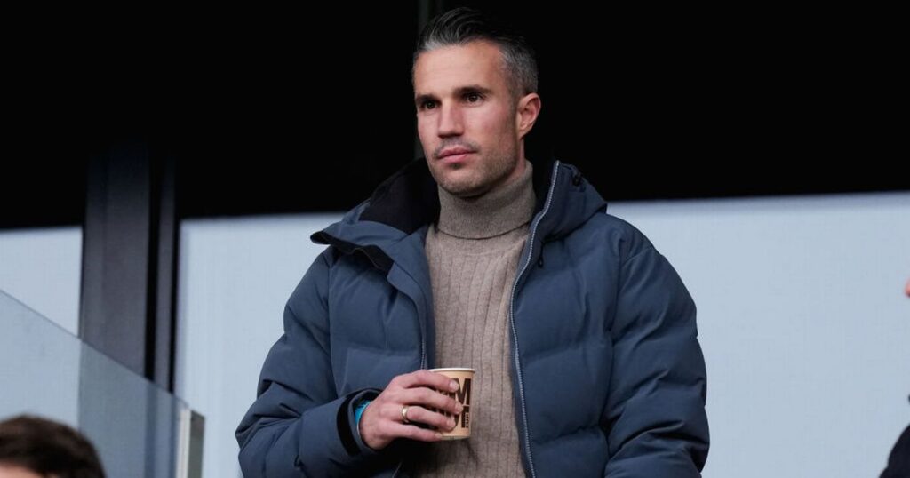 Robin van Persie regresa al Man Utd – realizando entrevistas con el personal y viendo entrenamientos – Daily Star