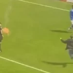Referee de fútbol golpeado con bengala y atacante por aficionado asesta golpe a miembro de seguridad en ataques ‘repugnantes’ – Daily Star