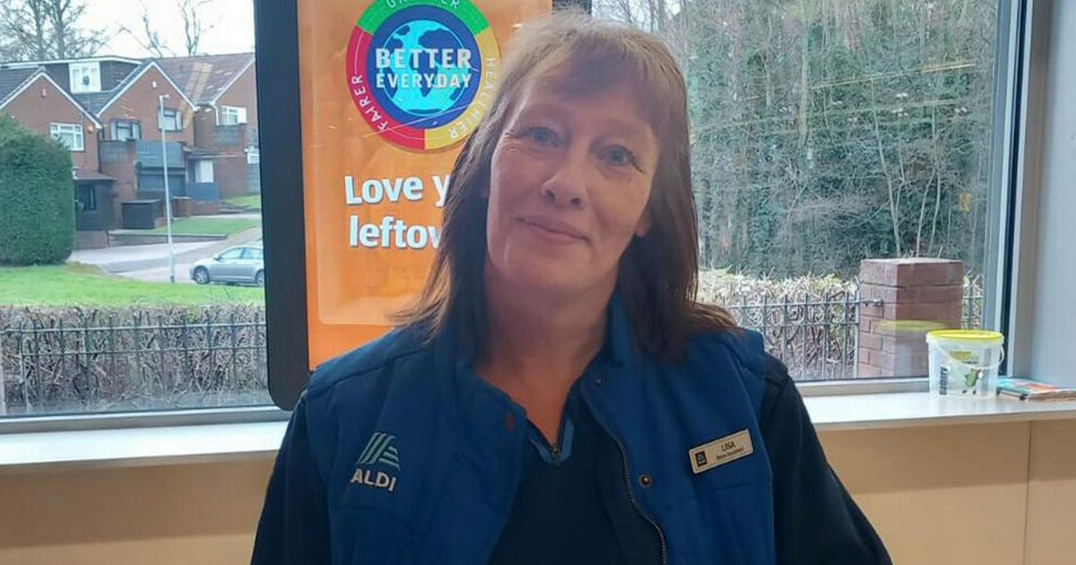 An Aldi shopper in difficulty was moved to tears by a kind gesture from a supermarket worker – Daily Star