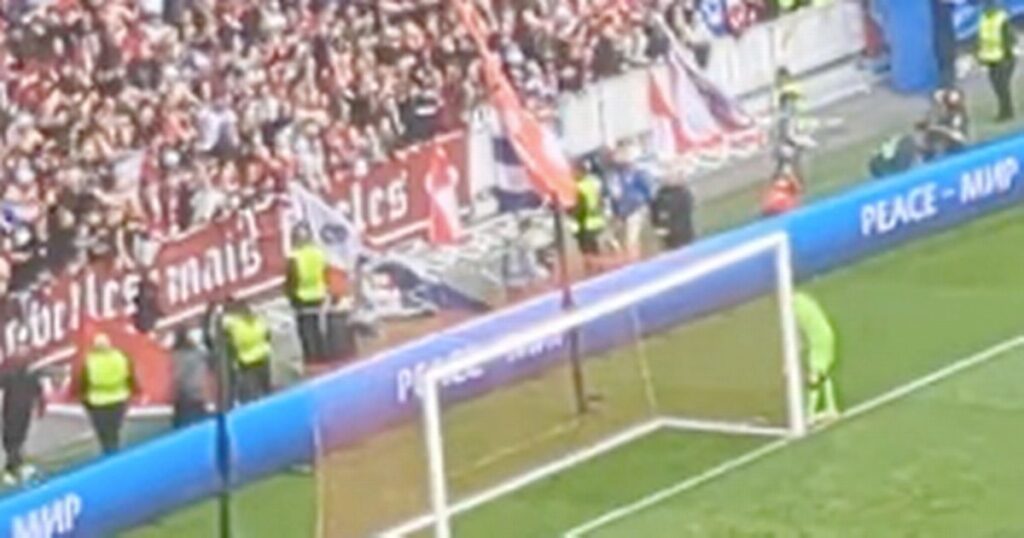 Lille fans attempt to invade the field to confront Aston Villa’s goalkeeper Emiliano Martinez – Daily Star