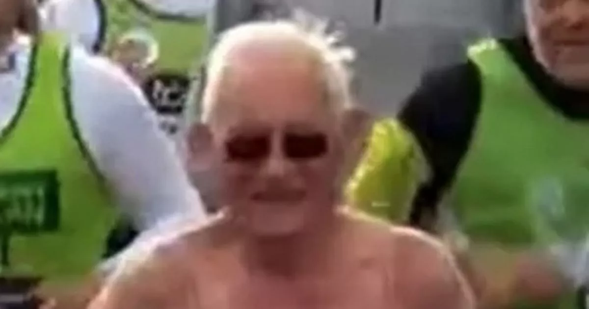 Naked Elderly Man Running in London Marathon Surprises BBC Commentator – Daily Star