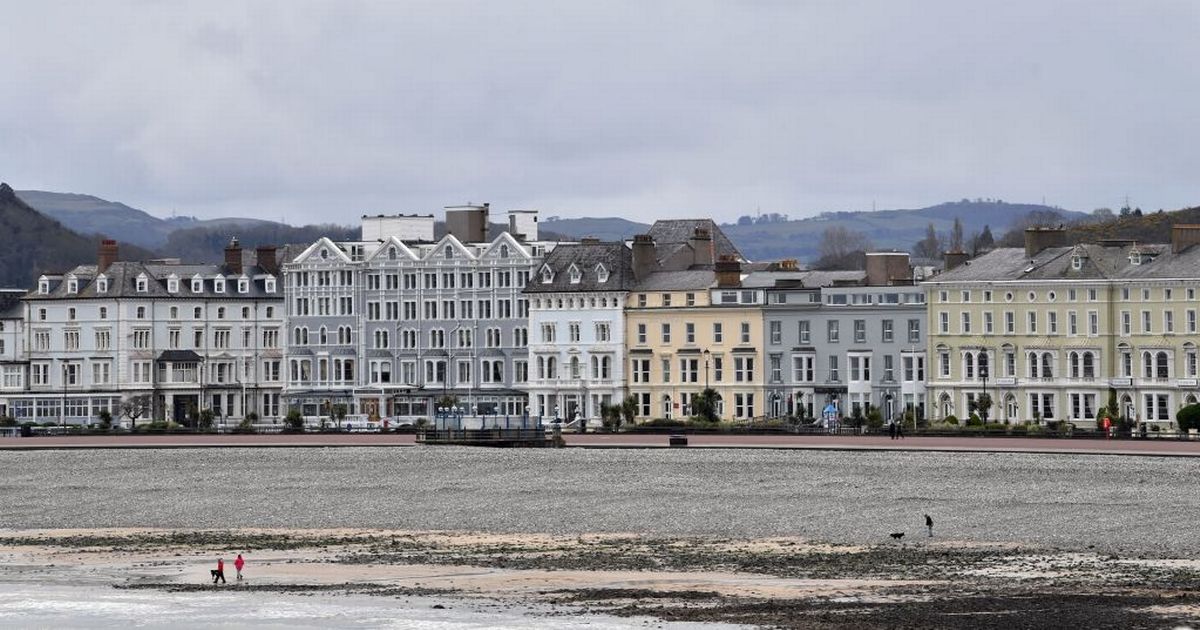 UK’s Top-Rated Beach Receives Criticism on Tripadvisor as “Disappointing” and “Sad Eyesore” – Daily Star